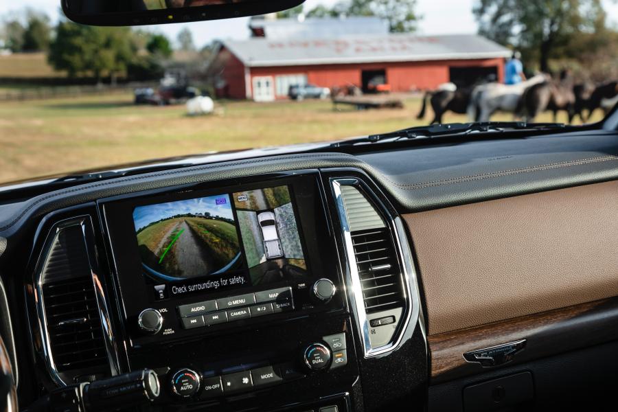 Детали интерьера Nissan Titan XD Platinum Reserve Crew Cab 2019 года  (фото 12 из 34)
